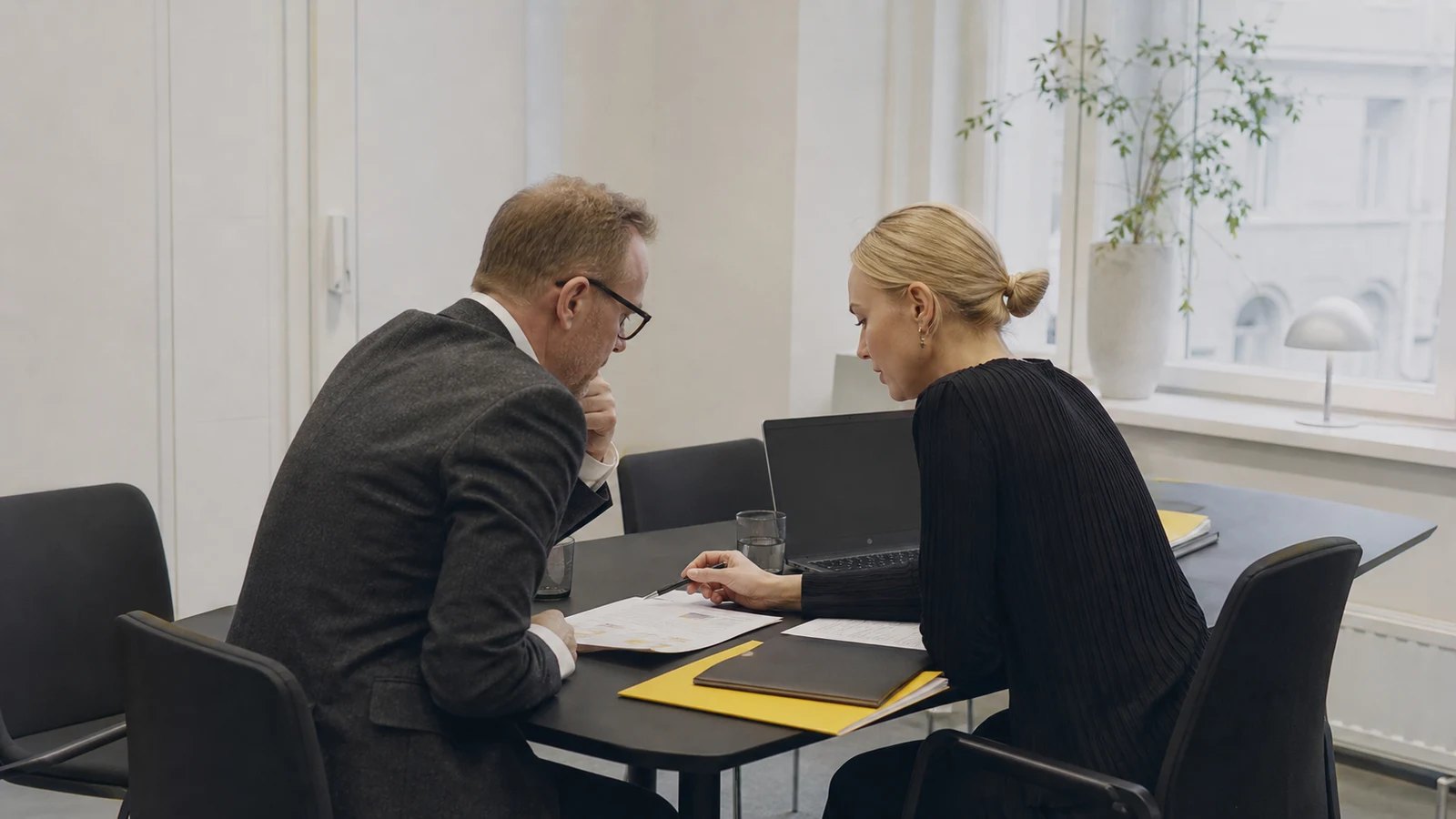 Rekrytoija ja esihenkilö käyvät suorahakusuunnitelmaa läpi