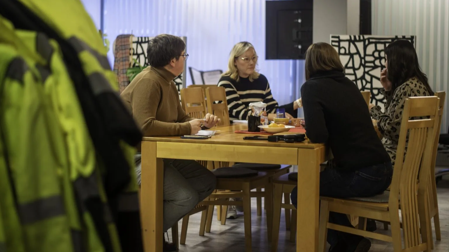 StaffMillin tiimi keskustelee yhteisen pöydän ääressä